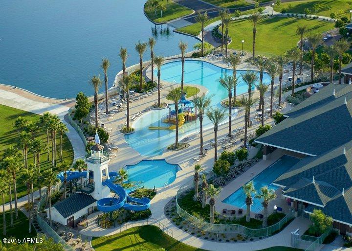 View of the lake and pools in Estrella